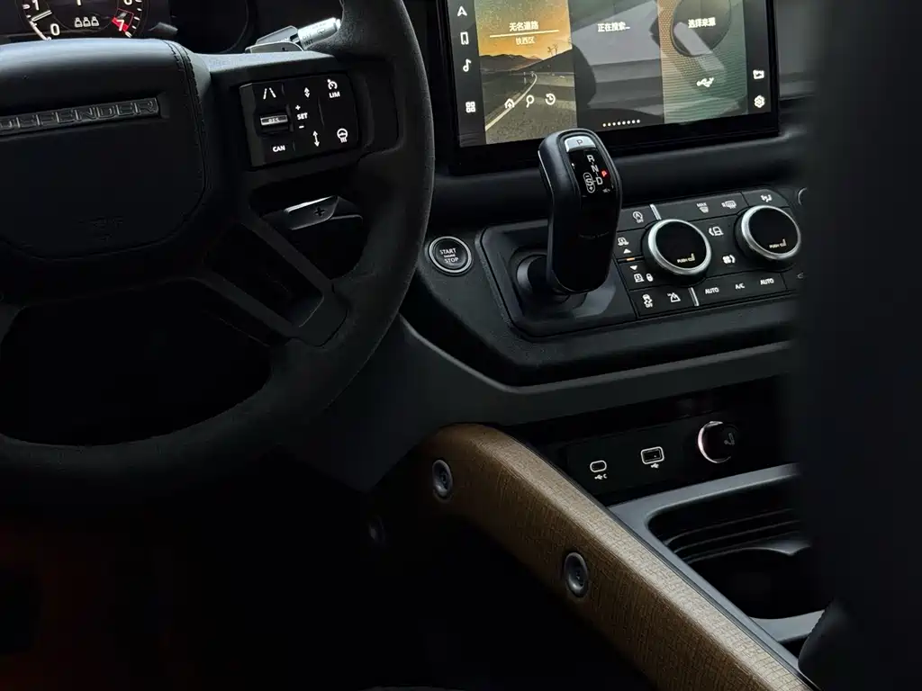 Land Rover Defender 2022 — фото 27