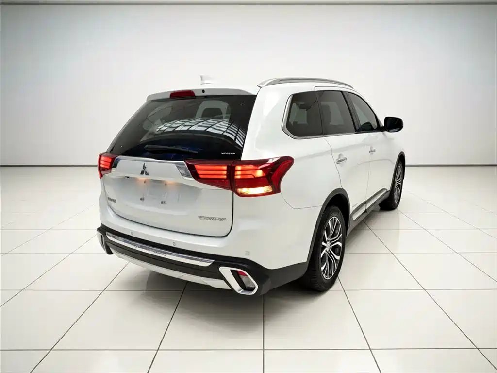 Mitsubishi Outlander 2017 — фото 5