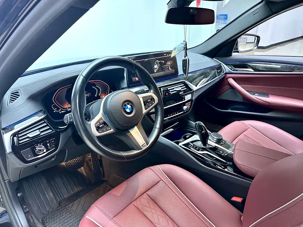 BMW 5 Series 2021 — фото 9
