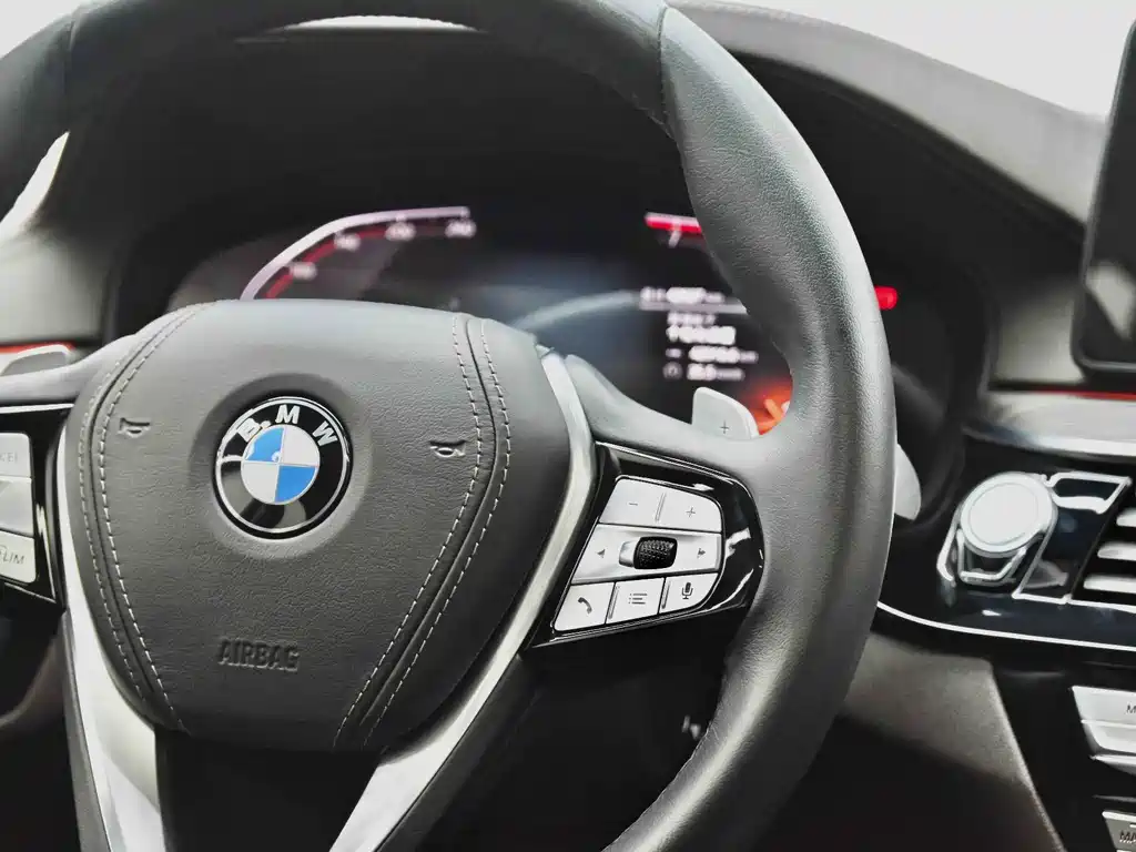 BMW 5 Series 2022 — фото 9