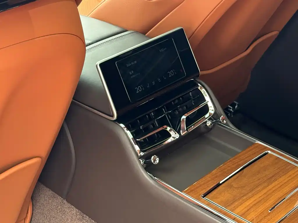 Bentley Flying Spur Plug-In Hybrid 2023 — фото 14