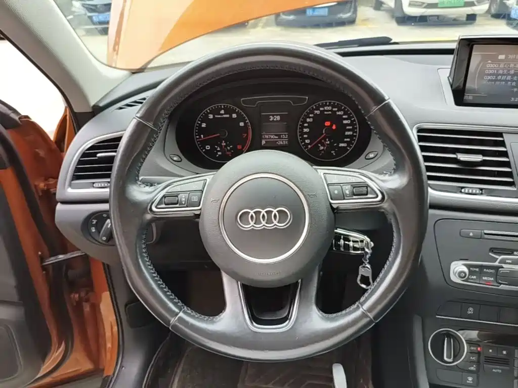 Audi Q3 2016 — фото 11