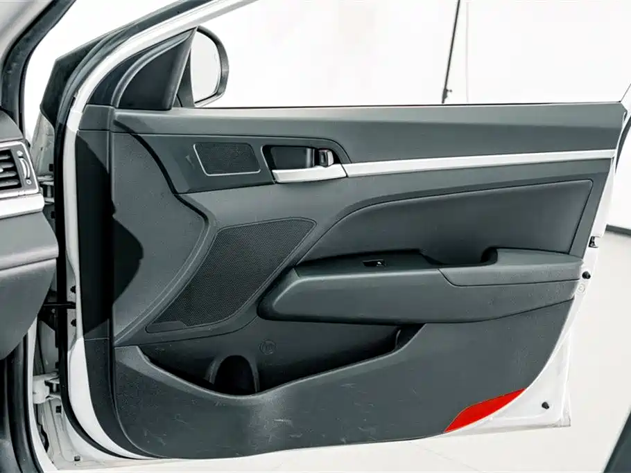 Hyundai Elantra 2018 — фото 13