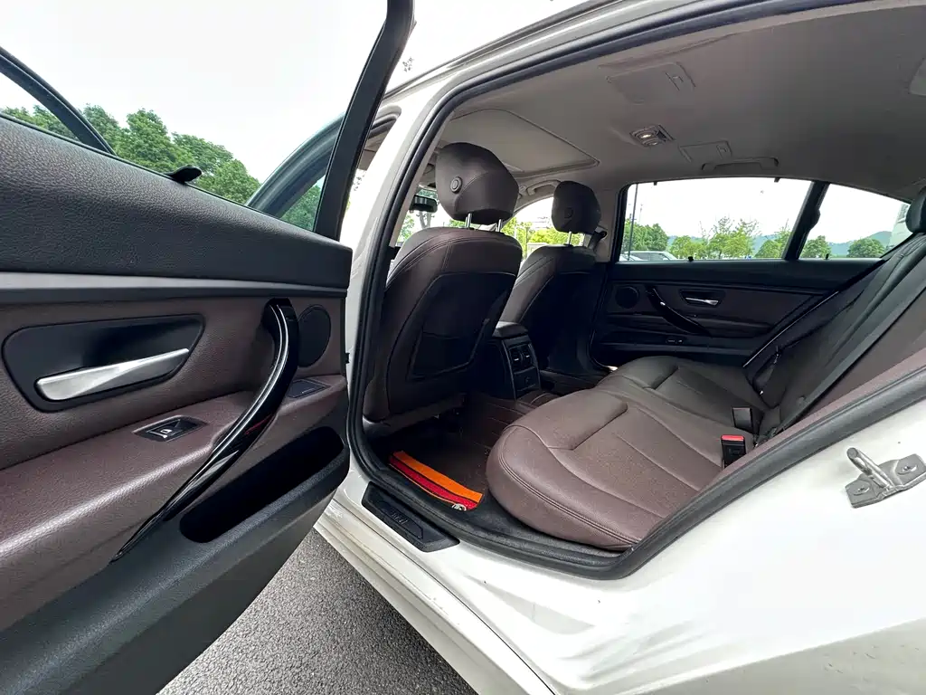 BMW 3 Series 2019 — фото 10