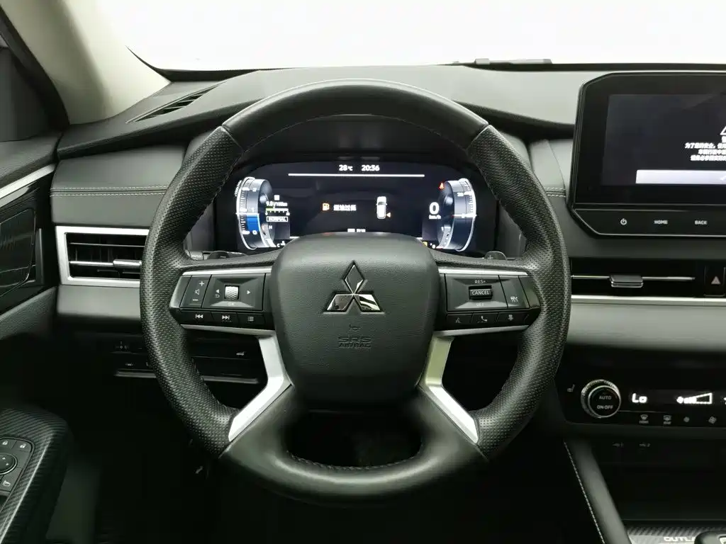 Mitsubishi Outlander 2023 — фото 11