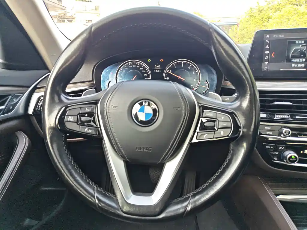 BMW 5 Series 2018 — фото 18