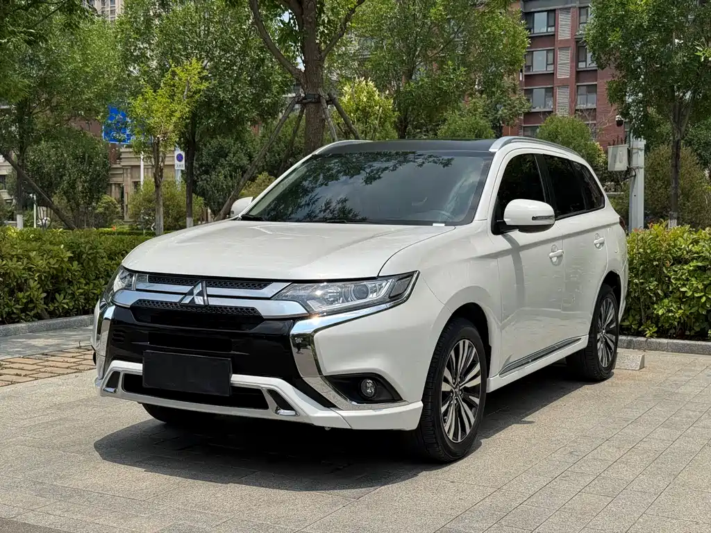 Mitsubishi Outlander 2022 — фото 1