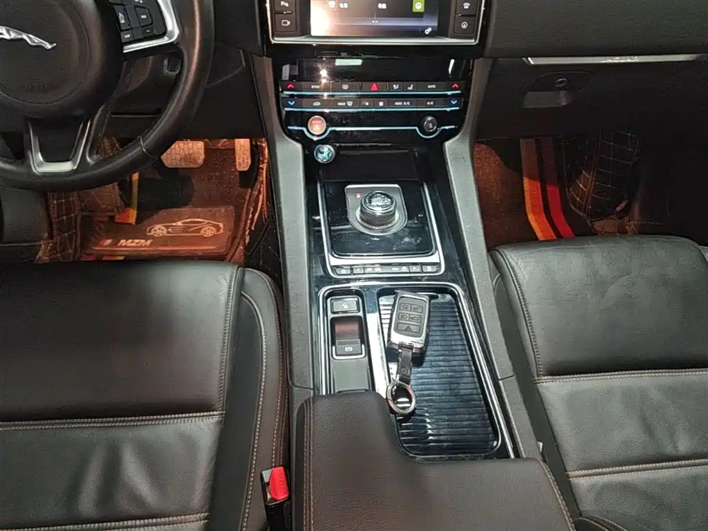 Jaguar F-PACE 2018 — фото 14