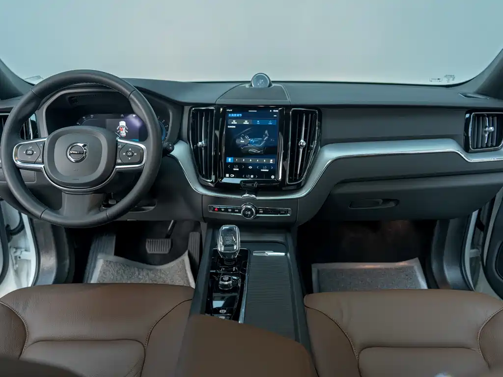 Volvo XC60 2022 — фото 10
