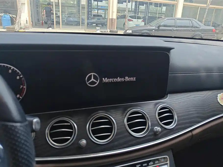 Mercedes-Benz E-Class 2019 — фото 13