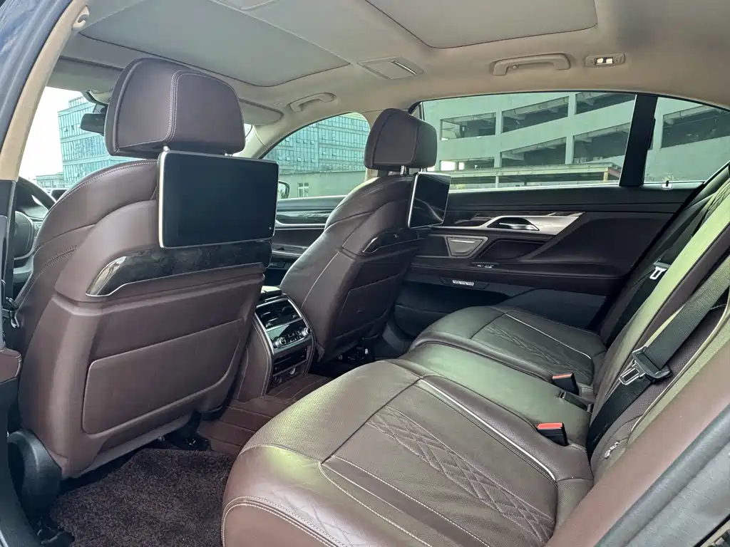BMW 7 Series 2017 — фото 11