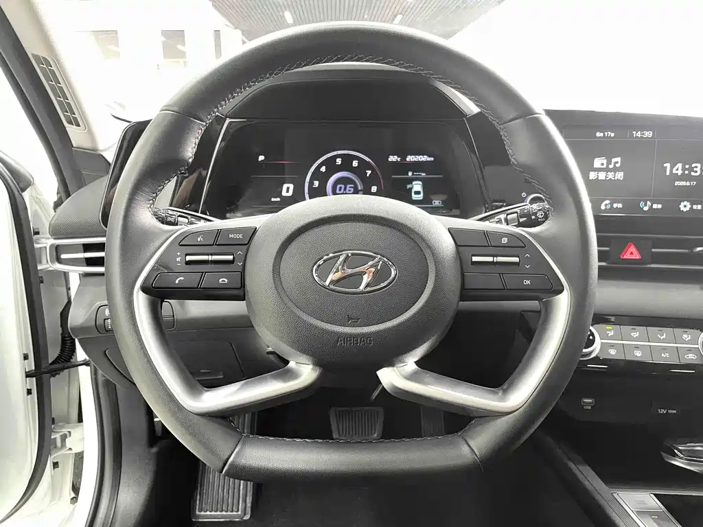 Hyundai Elantra 2023 — фото 8