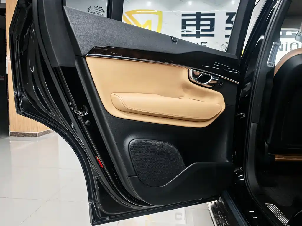 Volvo XC90 2015 — фото 13