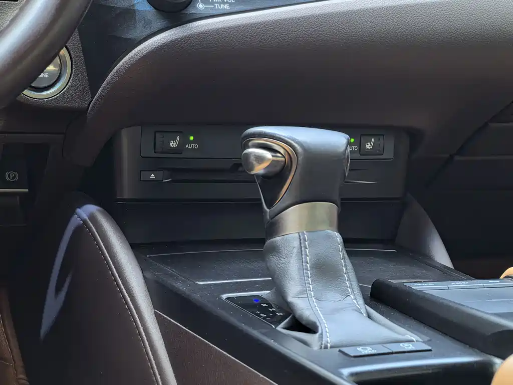 Lexus ES 2019 — фото 14