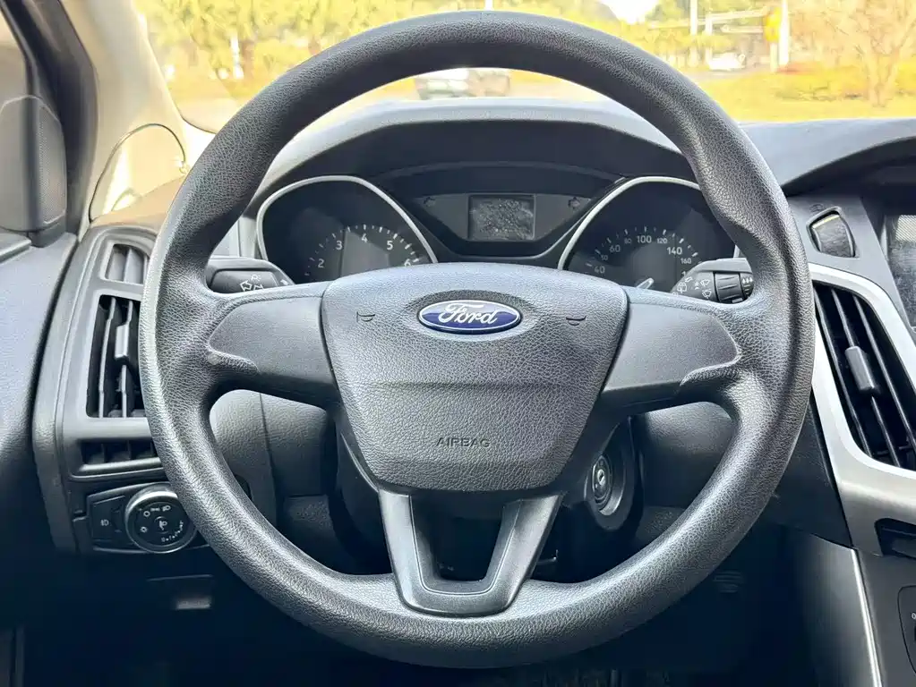 Ford Focus 2015 — фото 8