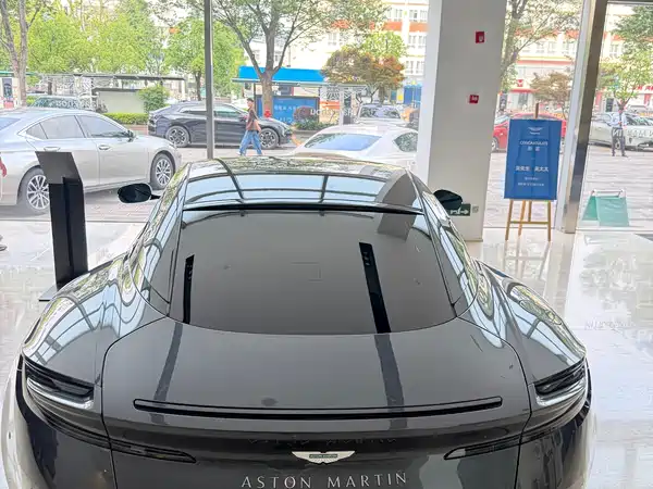 Aston Martin DB12 2025