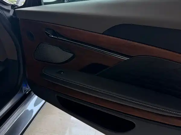 Aston Martin DB12 2025