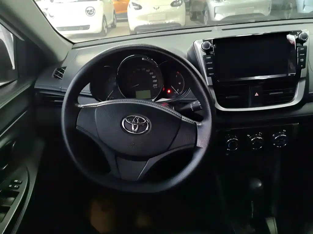 Toyota Yaris L 2020 — фото 12