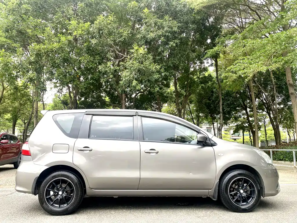 Nissan Livina 2015 — фото 8