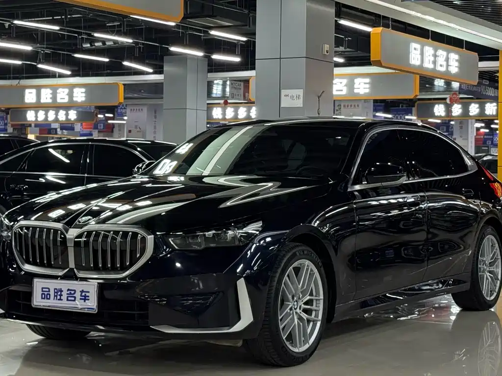 BMW 5 Series 2025 — фото 1