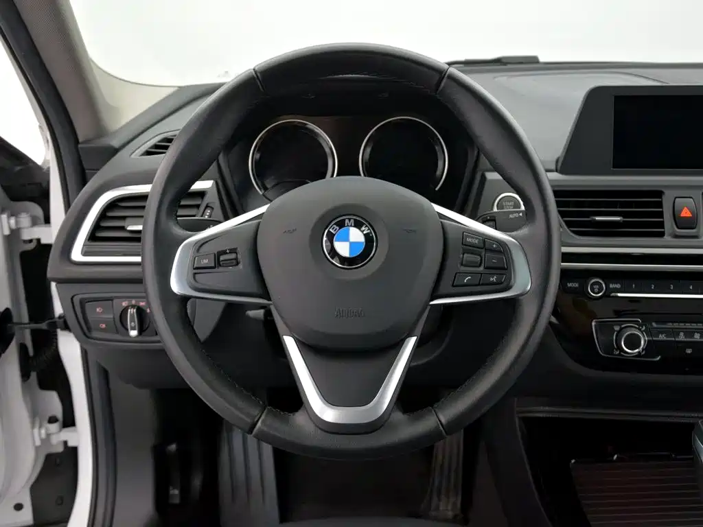 BMW 1 Series 2018 — фото 10