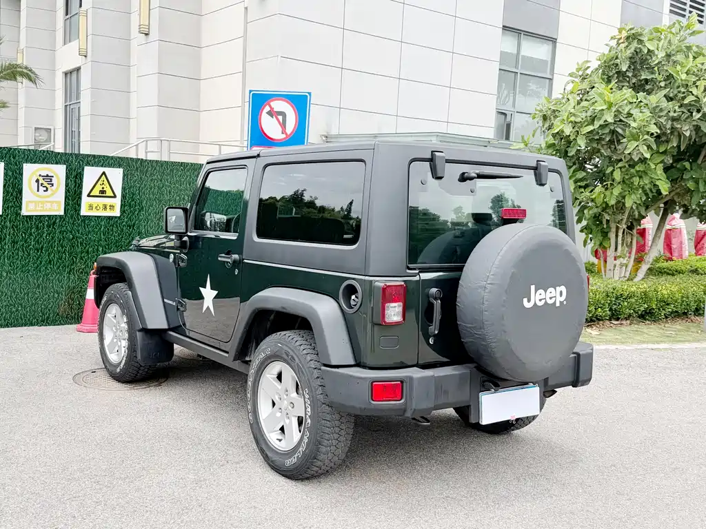 Jeep Wrangler 2011 — фото 18