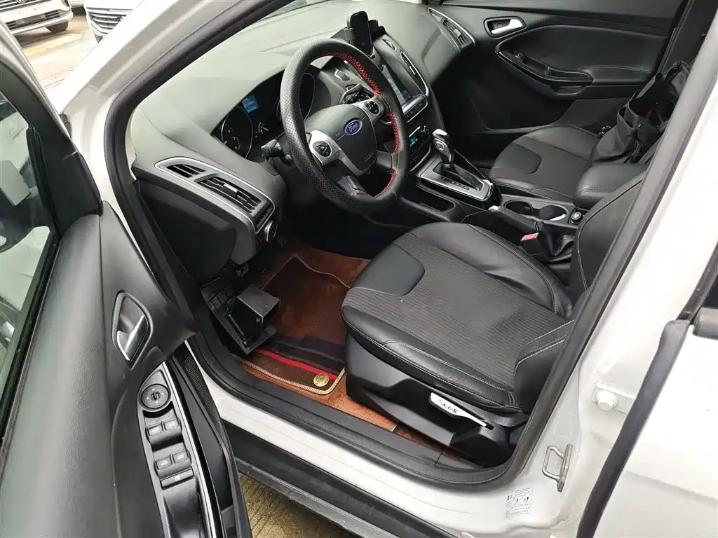 Ford Focus 2015 — фото 12