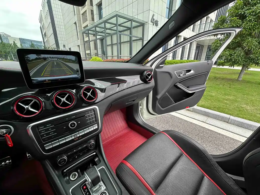 Mercedes-Benz GLA AMG 2018 — фото 18