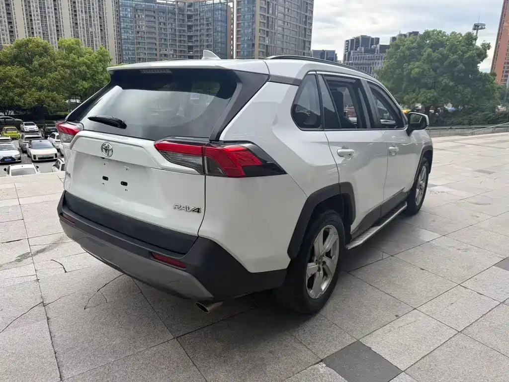 Toyota RAV4 2020 — фото 11