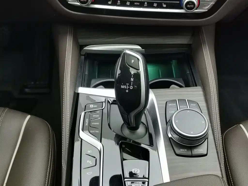 BMW 5 Series New Energy 2021 — фото 13