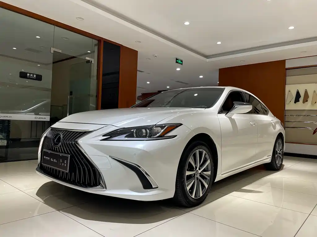 Lexus ES 2021 — фото 1