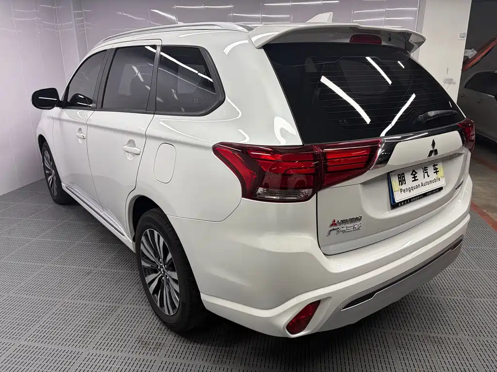 Mitsubishi Outlander 2022 — фото 17