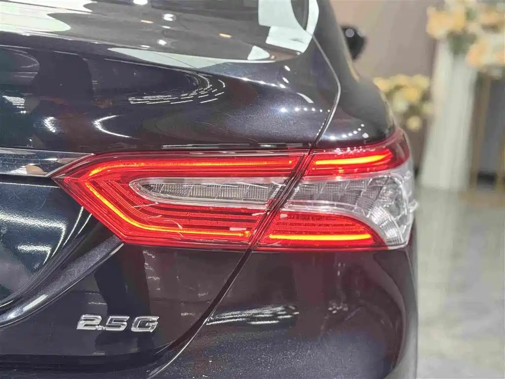 Toyota Camry 2018 — фото 16