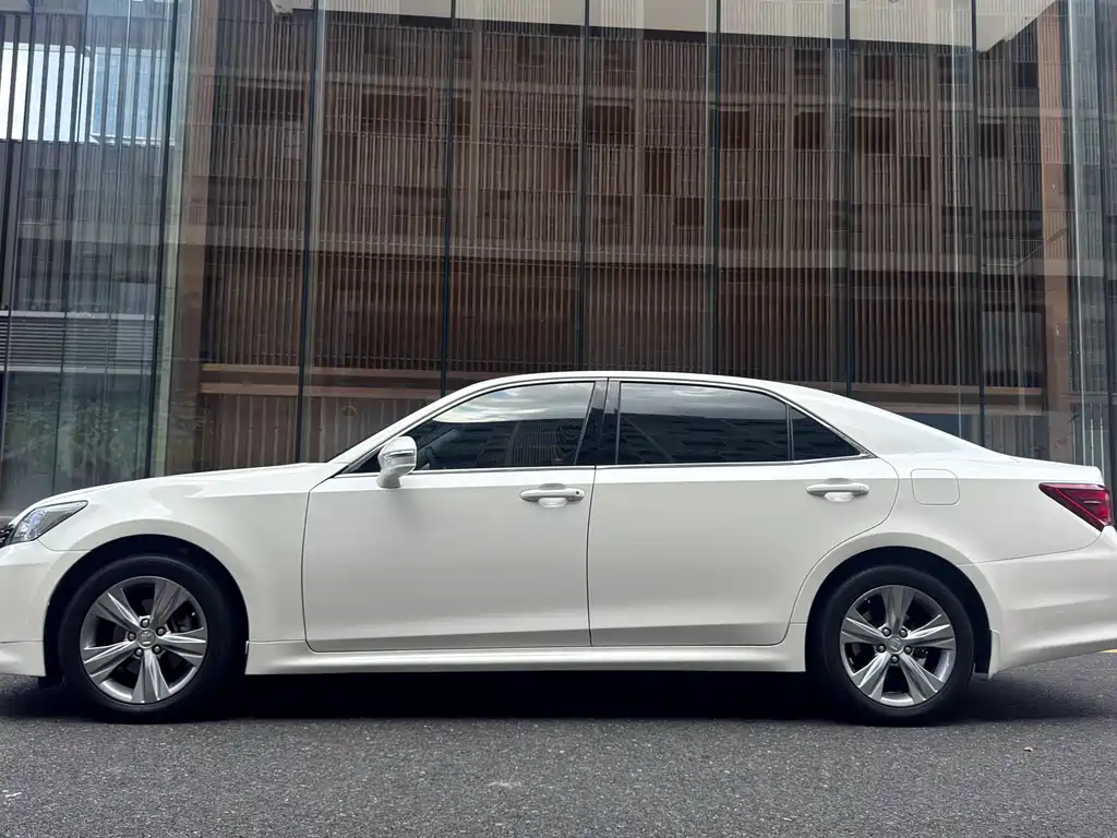 Toyota Crown 2016 — фото 3