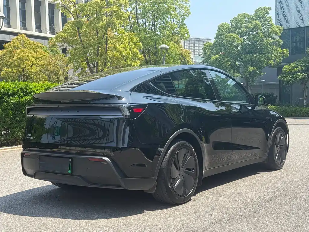 Tesla Model Y 2025 — фото 23