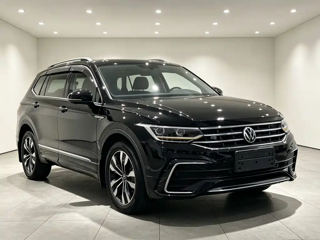 Volkswagen Tiguan L 2023 — фото 1