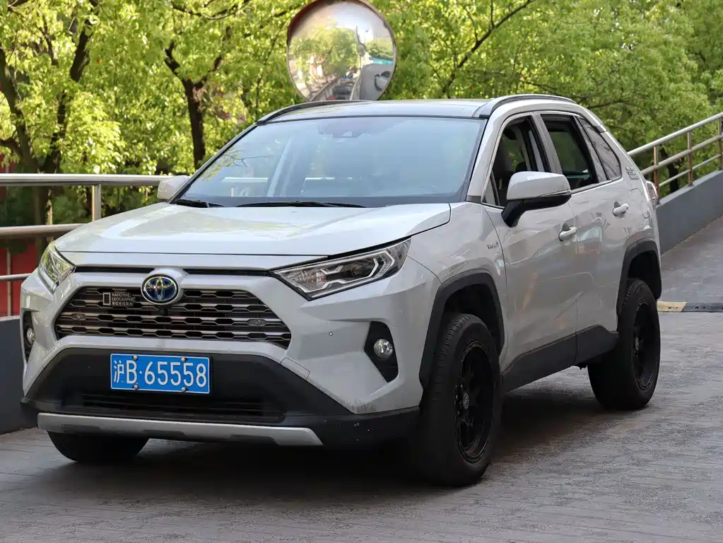 Toyota RAV4 2020 — фото 1