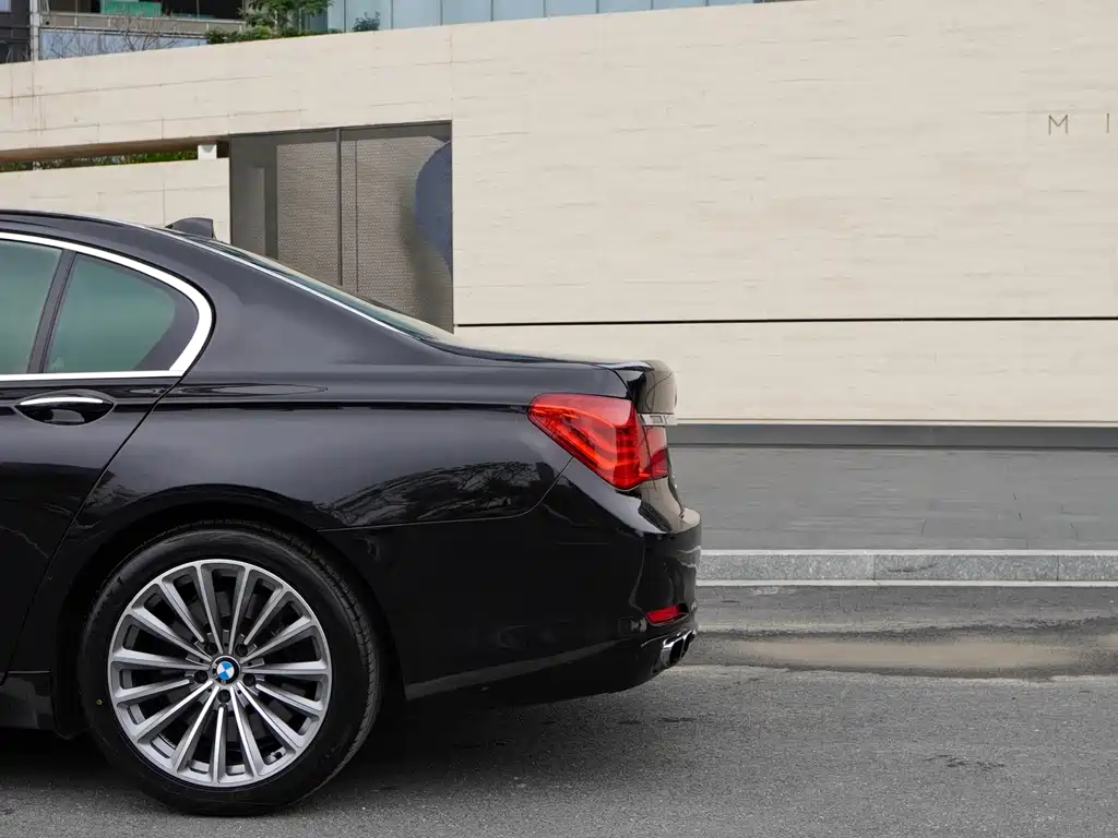 BMW 7 Series 2010 — фото 25