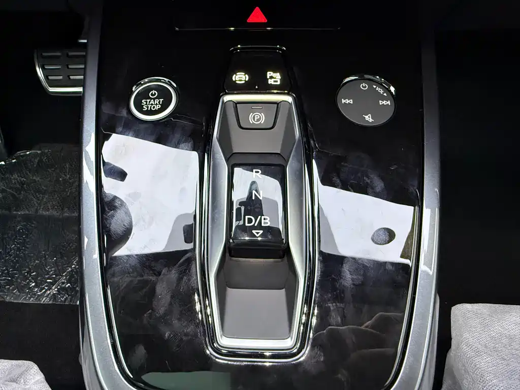 Audi Q5 e-tron — фото 11