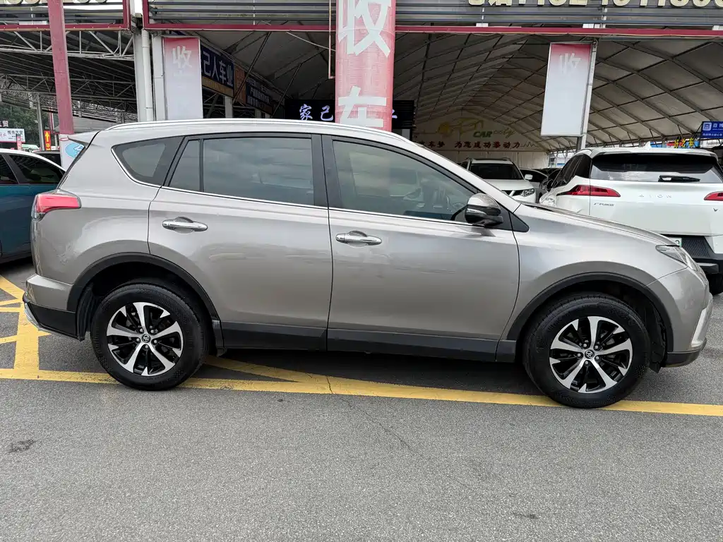 Toyota RAV4 2018 — фото 13