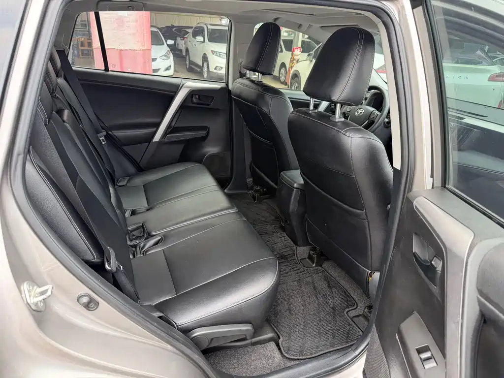 Toyota RAV4 2018 — фото 20