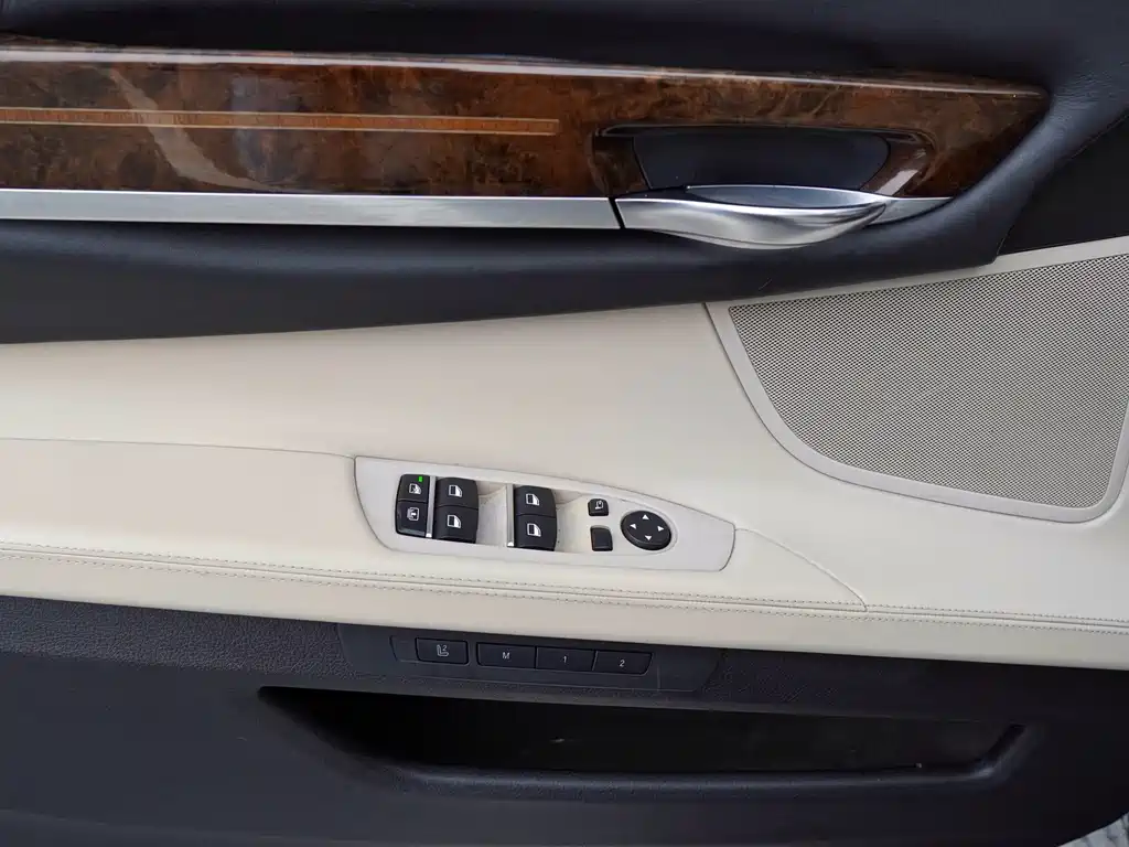 BMW 7 Series 2010 — фото 18