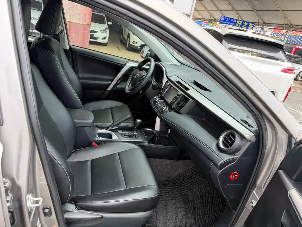 Toyota RAV4 2018 — фото 15