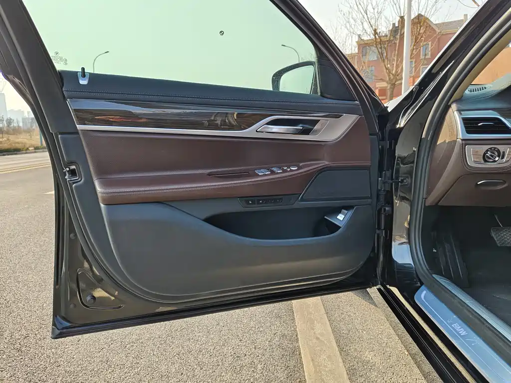 BMW 7 Series 2018 — фото 26