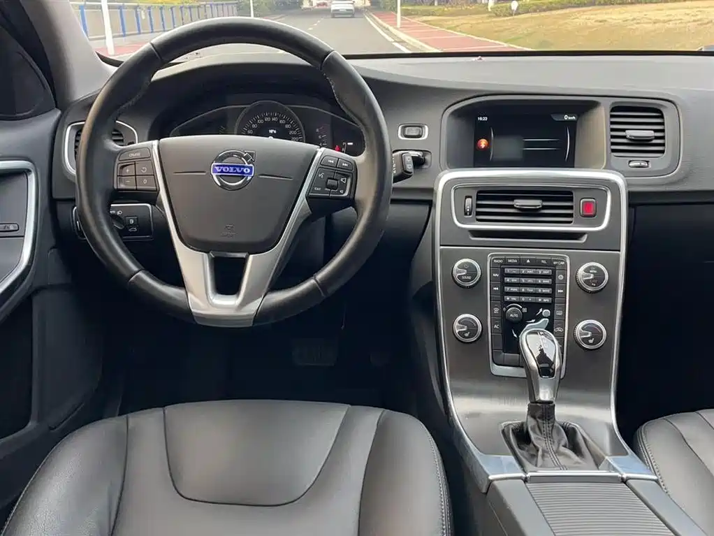 Volvo V60 2015 — фото 7