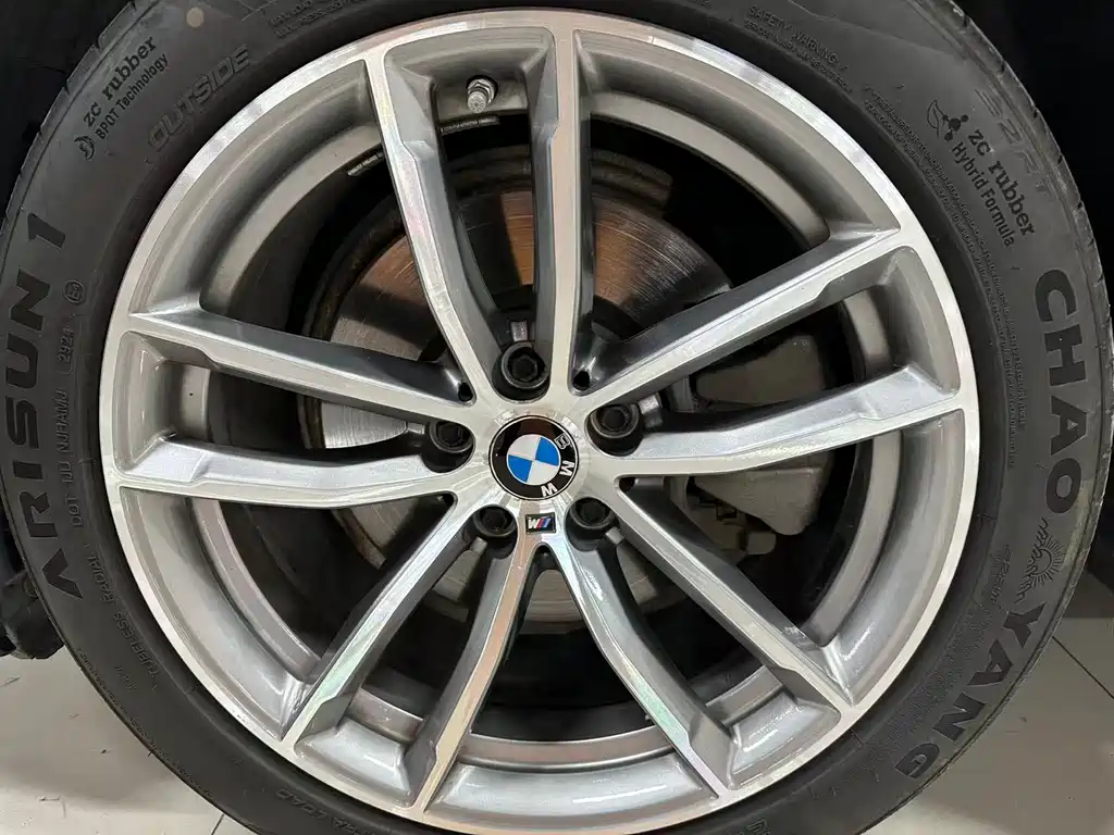 BMW 5 Series 2019 — фото 15