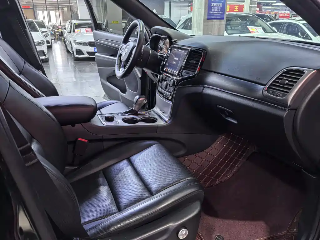 Jeep Grand Cherokee 2021 — фото 9
