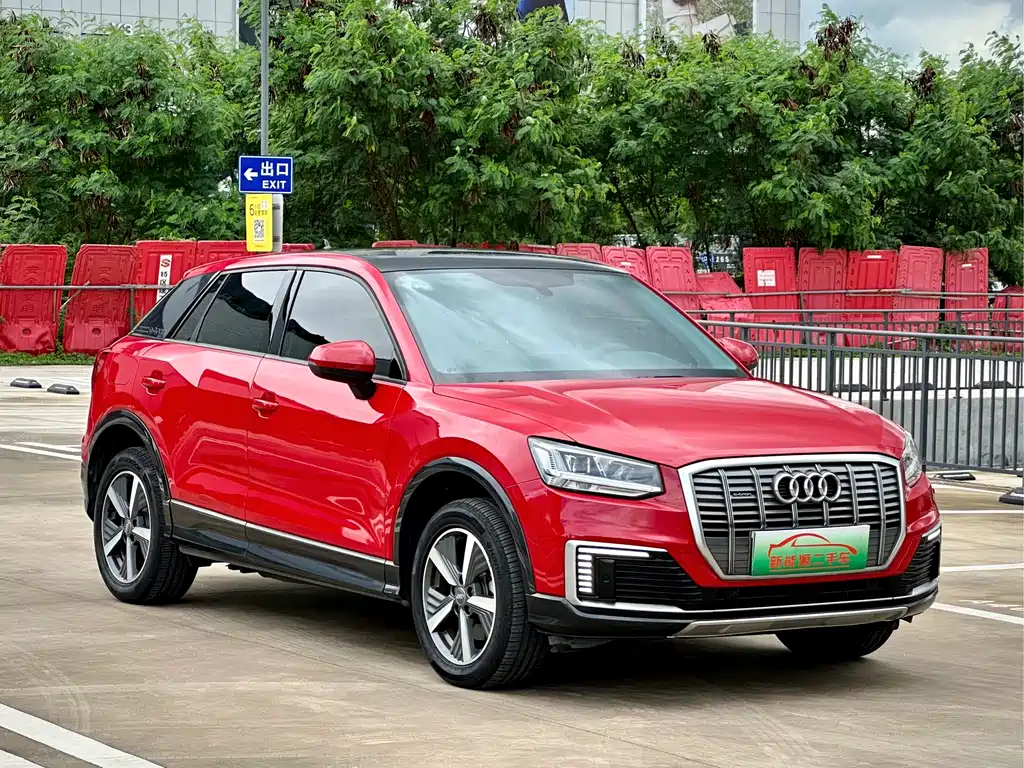 Audi Q2L e-tron 2021 — фото 3