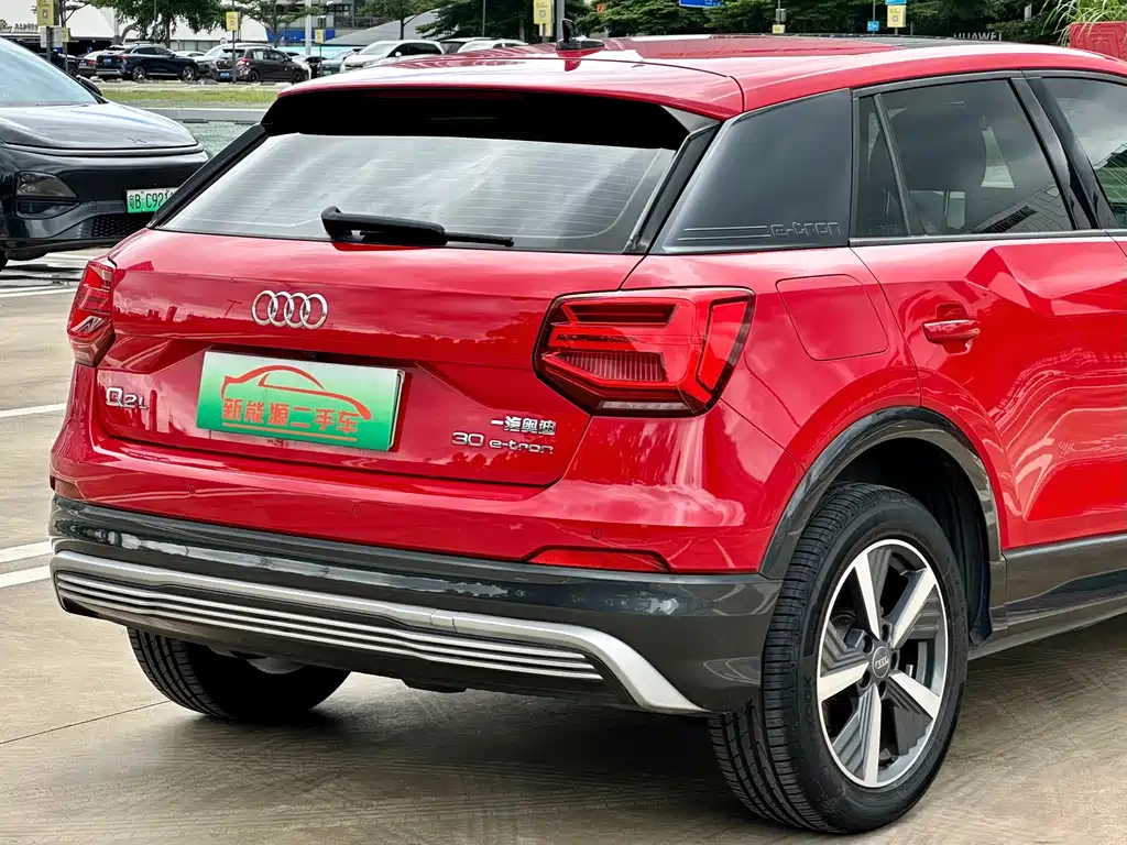 Audi Q2L e-tron 2021 — фото 9