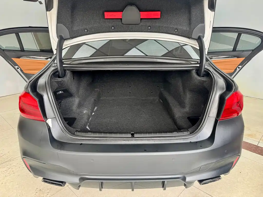 BMW 5 Series 2018 — фото 23